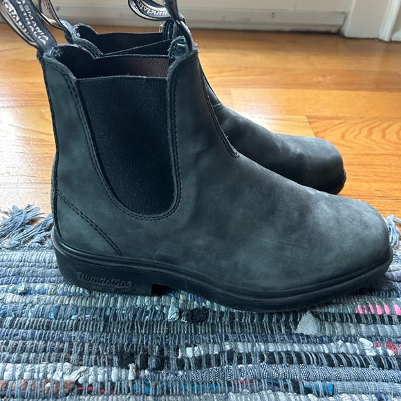 Grey Blundstones AU 5. - Picture 2 of 3